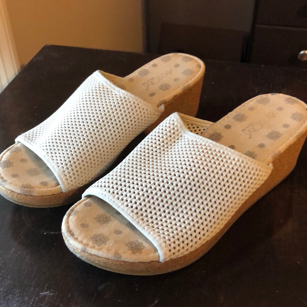 Nude wedges